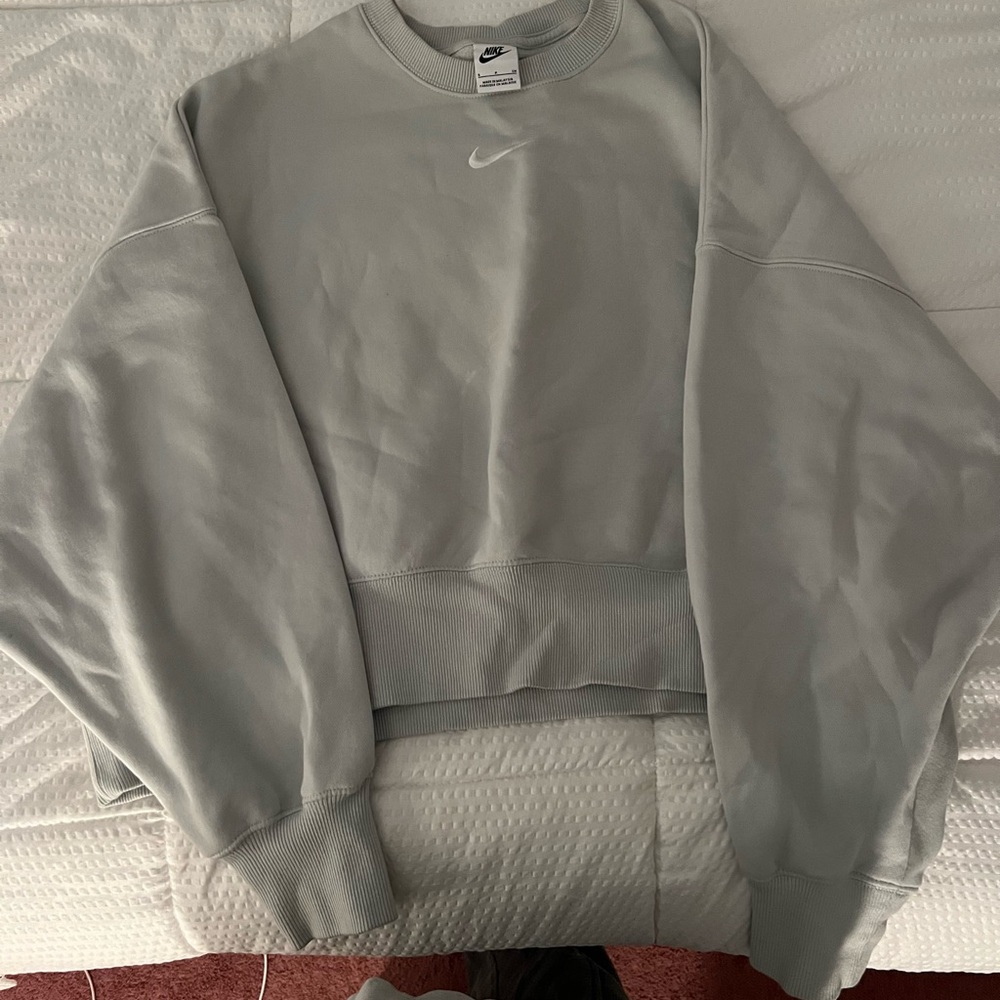 Nike small cropped sweatshirt